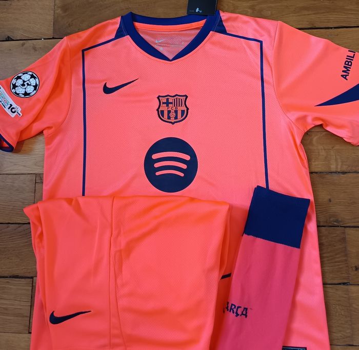 Beau maillot Lamine Yamal taille 12 ans kit complet avec patch chaussettes - photo numéro 2