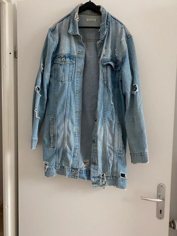 Veste en jean longue déchirée