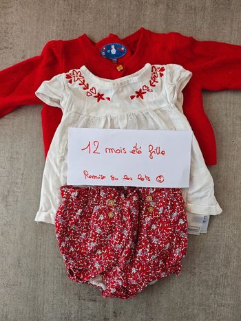 Ensemble short, t-shirt et cardigan rouge