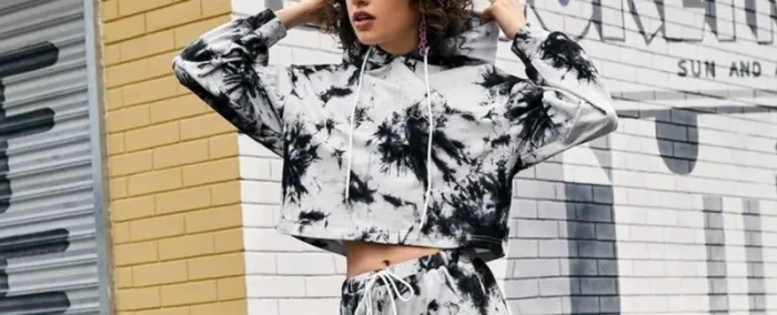 Pull à capuche crop tie and die noir et blanc - photo numéro 4