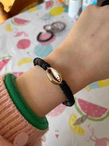 Bracelet perles coquillage.