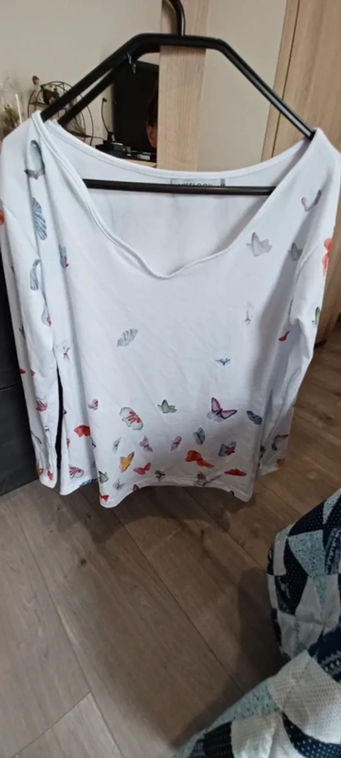 Haut à manches longue motif papillons