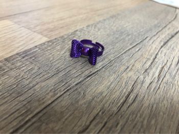 Bague neuve violette avec noeud