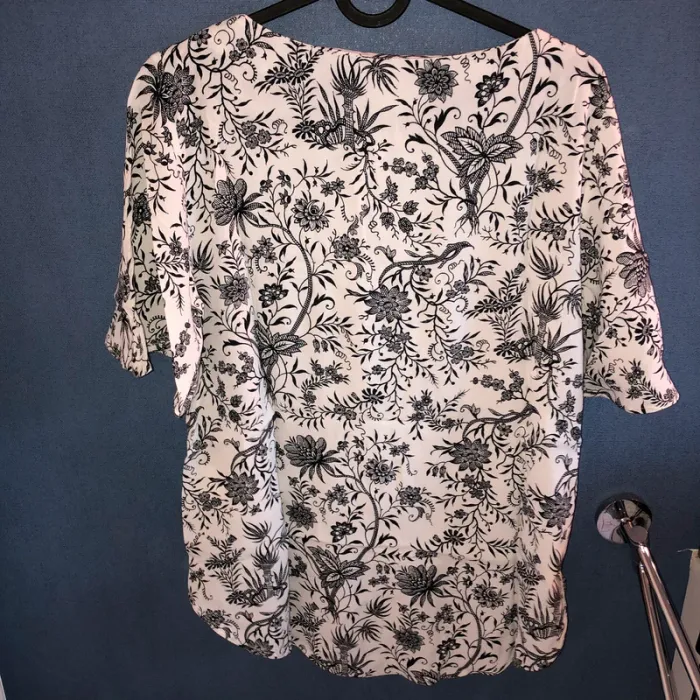 Blouse blanche motifs floraux - photo numéro 3