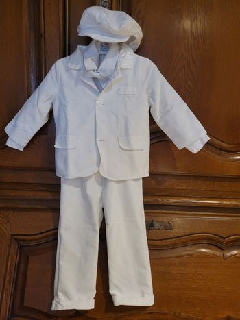 Vends costume enfant garçon baptêmes ou autres porté une fois donc très bon état avec chaussure  