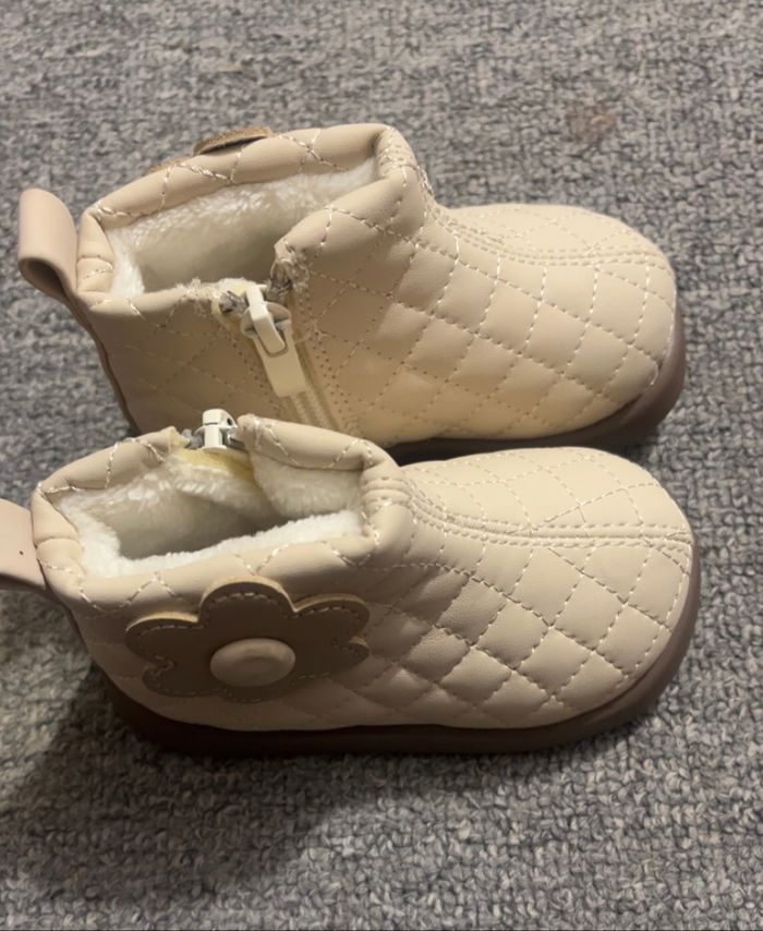 Chaussures de bébé  sans marque porté une seule - photo numéro 2