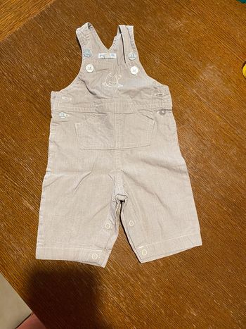 Salopette grise et blanche