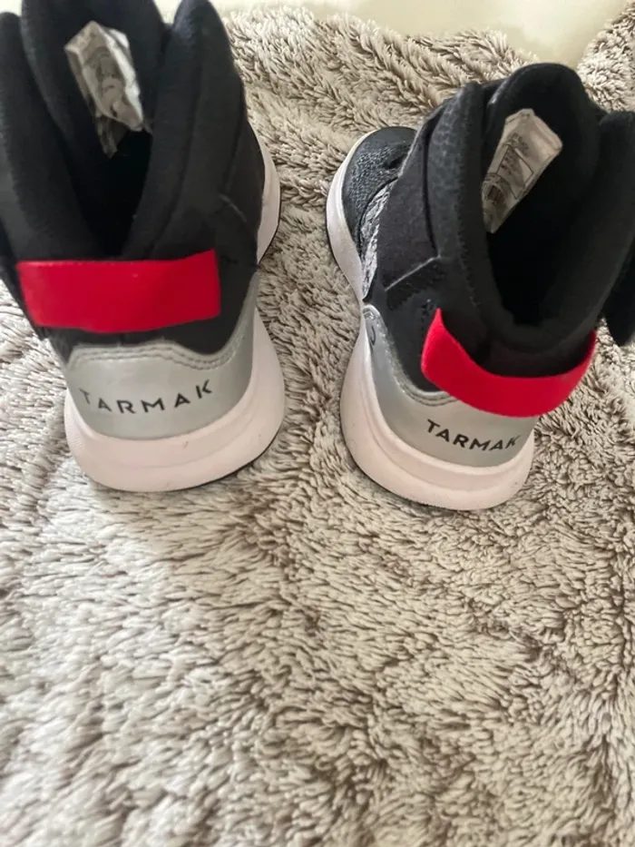 Chaussure sport  basket de basketball tarmak comme neuve - photo numéro 4