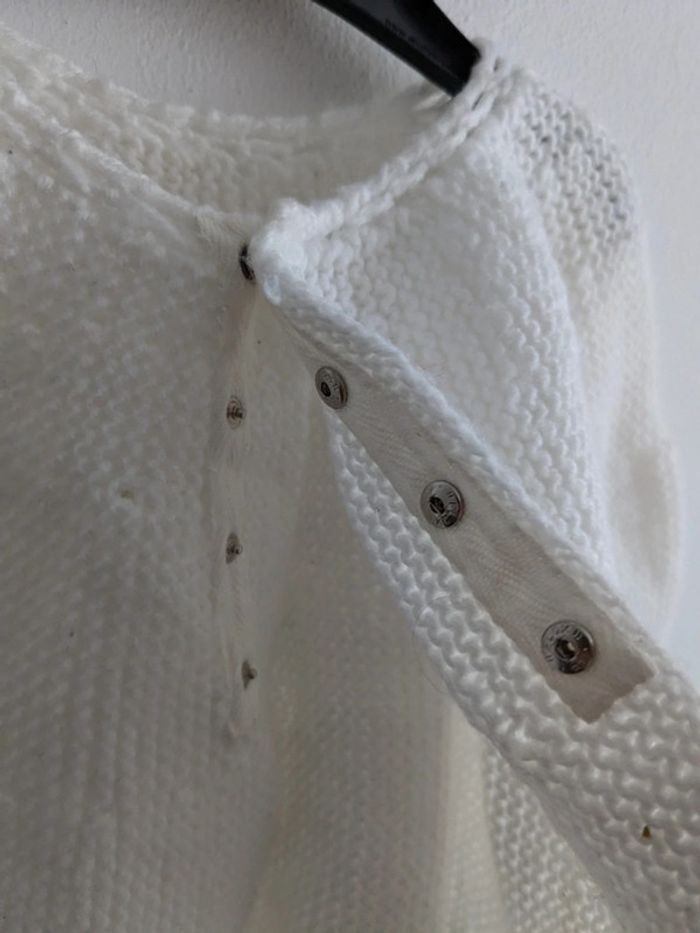 Petite veste faite main en laine fine blanche - photo numéro 3