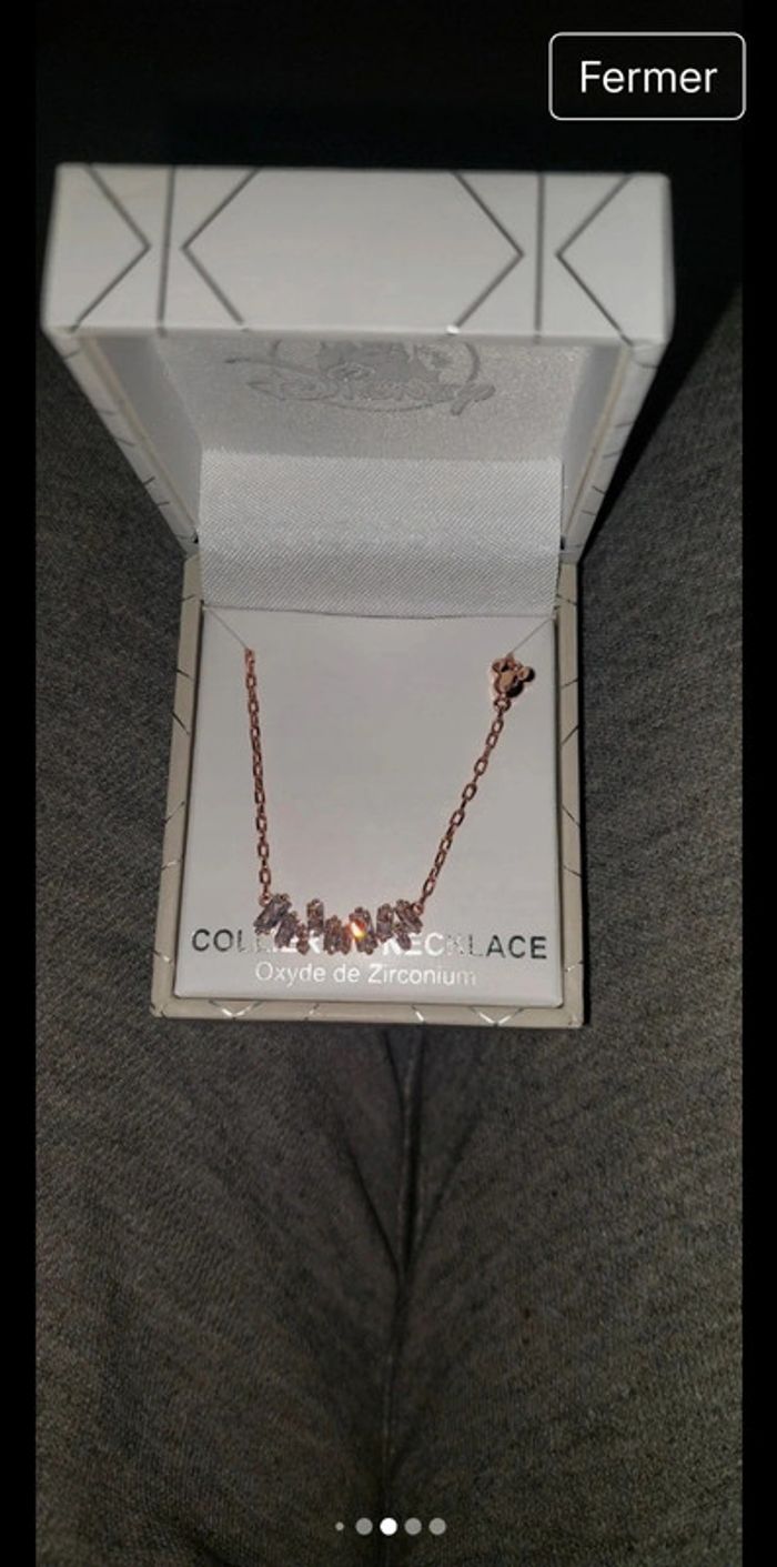 Collier doré avec zirconium
Disneyland Paris