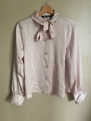 Chemiser Zara avec boutons bijoux et col à nouer