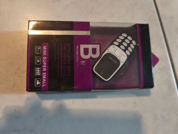 Mini téléphone portable 100% Plastique Neuf Jamais Servi+Mini Chargeur+Une Carte Sim offerte