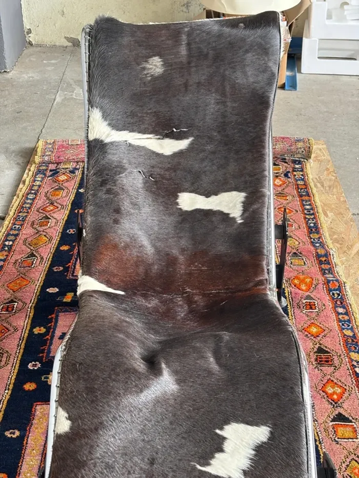 Chaise Longue vintage en cuir de vache – design iconique moderniste