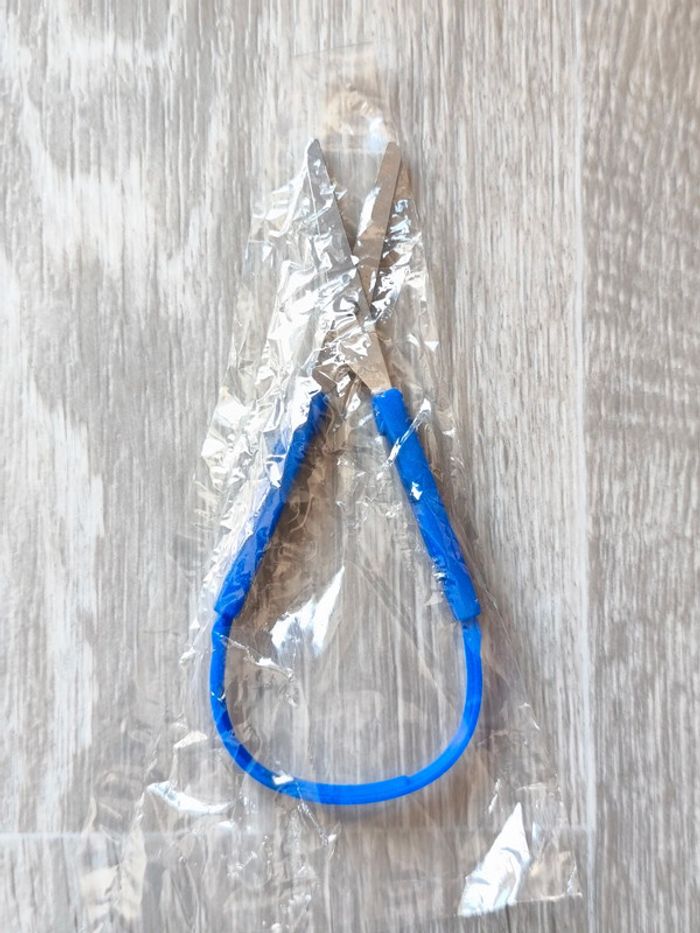 Ciseaux à boucle bleu - photo numéro 3