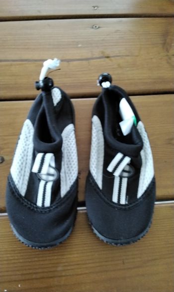 Chaussures de plage,  neuve  ,Too Beach  ,noir et blanche  ,pointure  26