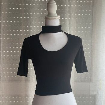 T-shirt court avec un col au cou