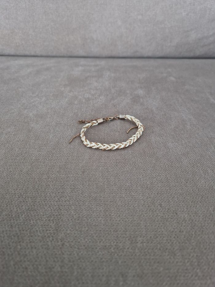 Bracelet tressé blanc crème avec lignes boules dorées