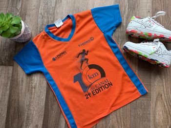 - Maillot de sport - 8 ans - bon état, bouloches