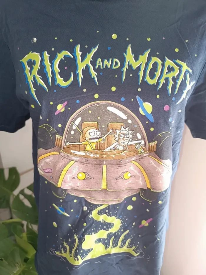 🎀 jolie t-shirt bleu marine Rick and morty taille L 🎀 - photo numéro 2