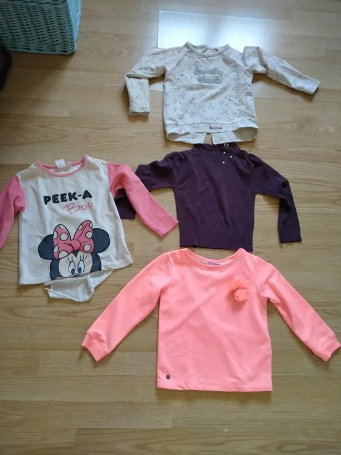 Lot de 4 pulls. Fille.
Taille 5 ans
