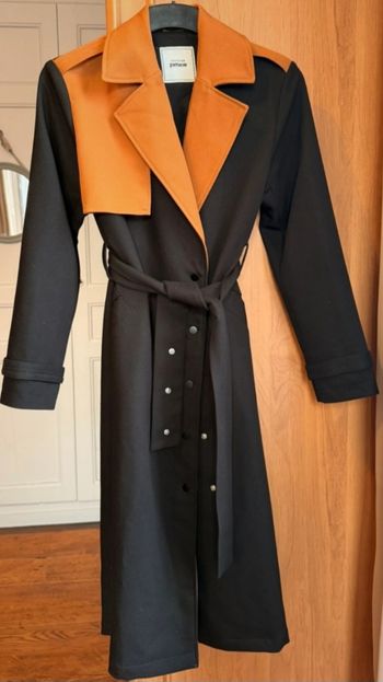 Trench long bicolore – Noir & camel, élégance architecturée