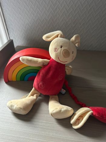 Doudou musical lapin rouge blanc papillon sucre d’orge