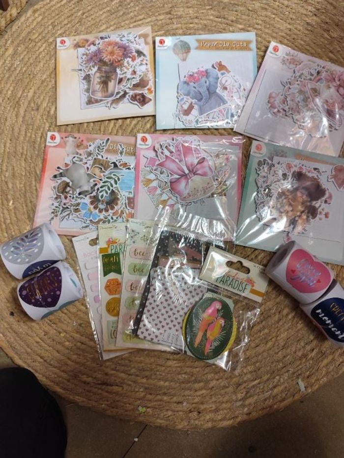 Lot dies cut et embellissement scrapbooking