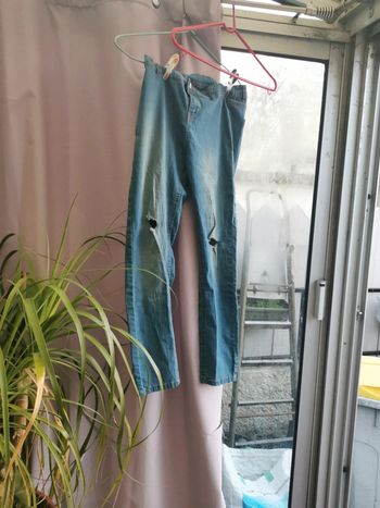 Jean en 38 délavé elasthanne fantaisies aux genoux