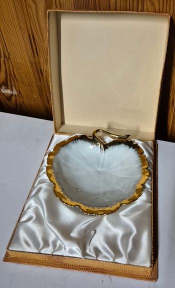 Ancienne coupelle vide poche feuille en porcelaine de limoges blanc et or areor