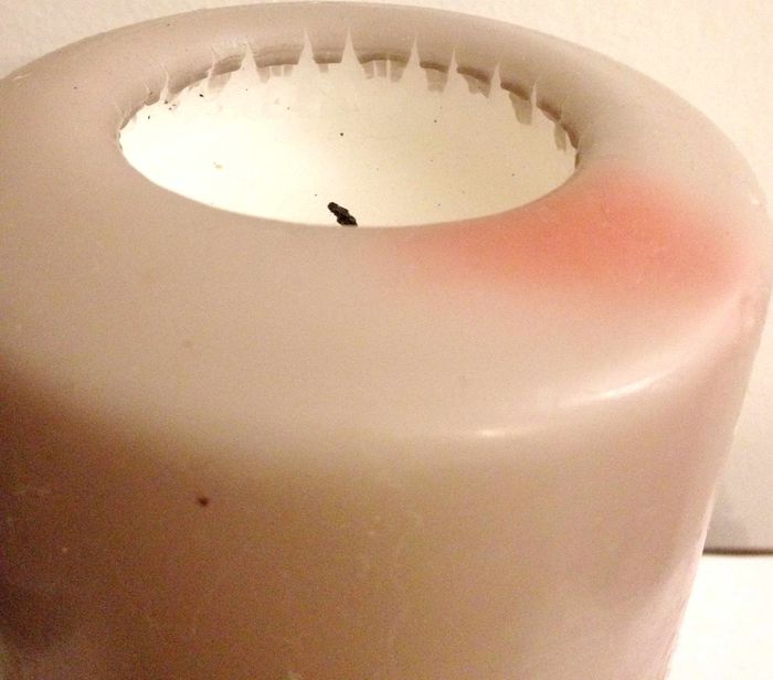 Grosse bougie grise de forme cylindrique pour festivité ou autre - photo numéro 5