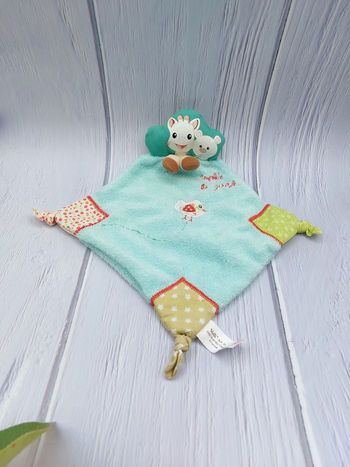 Doudou plat Sophie la girafe VULLI ours oiseau bleu vert carré tissu sos doudou