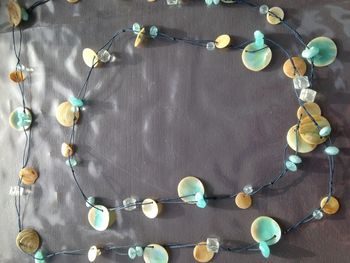 Collier bleu et beige