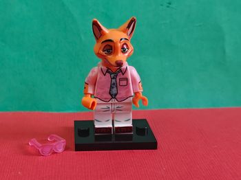 Nick Wilde Zootopie 2 chemise rose + socle - Figurine Compatible Lego