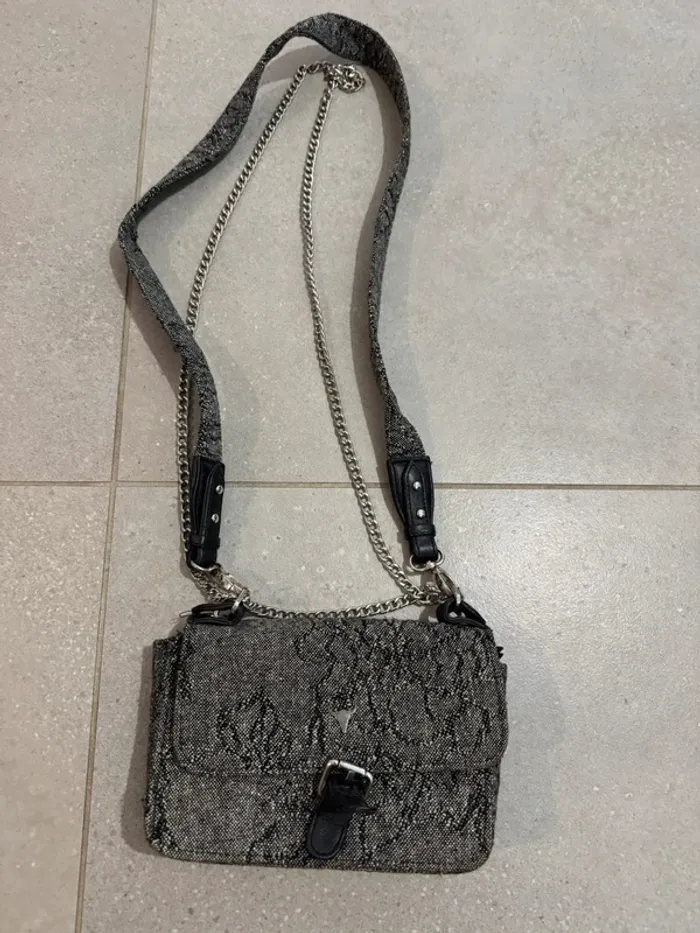 Sac à bandoulière le petit cartel, bon état mais il y a quelques marques d'usures, 20*12cm