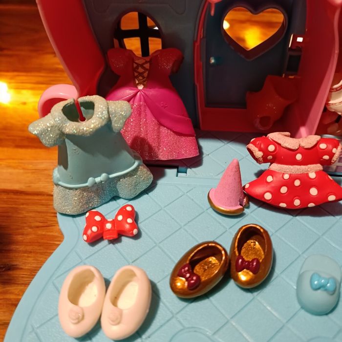 Petite maison Minnie avec de très nombreux accessoires - photo numéro 2