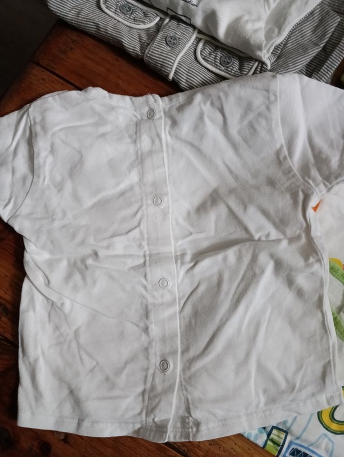 2 polos, 5 tee-shirts manches courtes,  2 tee-shirts avec pressions à l'arrière - photo numéro 7