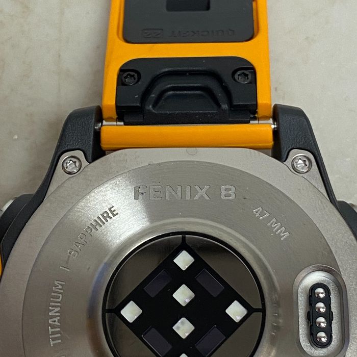 Montre connectée Garmin fenix 8 47 mm AMOLED saphir titane orange étincelant graphite - photo numéro 2