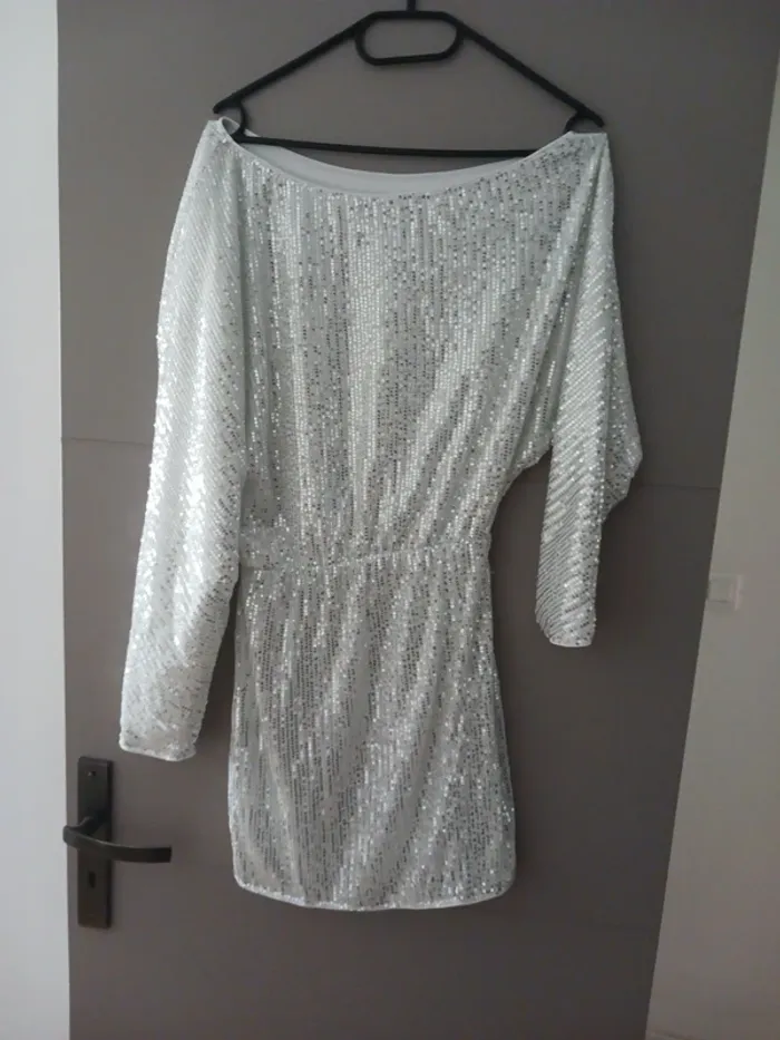 Robe à col asymétrique à paillettes argent Taille 34 - photo numéro 2