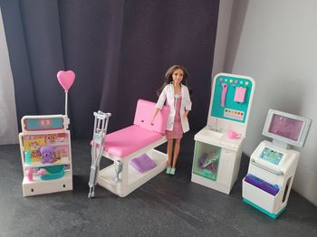 Barbie Métiers Coffret Clinique avec poupée docteure Brune et Accessoires 