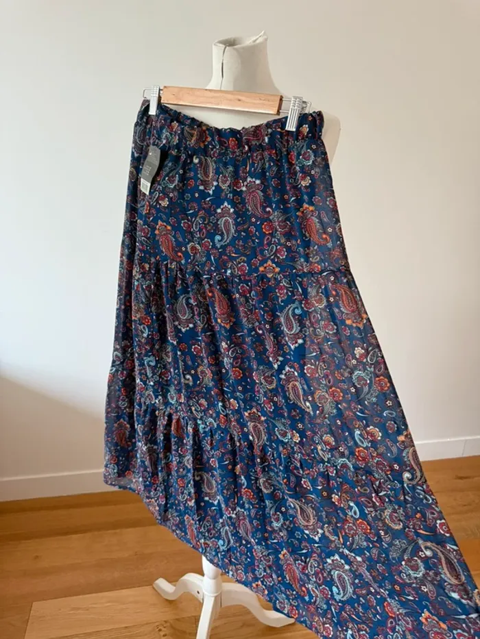Jolie jupe neuve motif L/40 - photo numéro 3