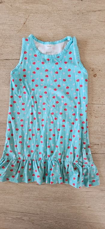 Robe coute turquoise avec des fraises, taille 7/8 mais petite