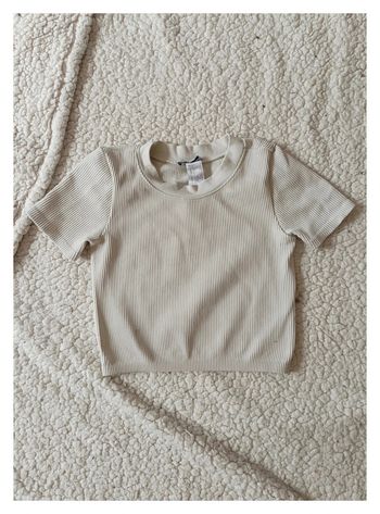 T-shirt beige côtelé ZARA – basique tendance col rond --