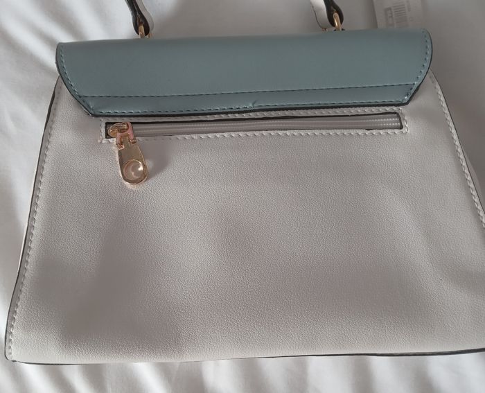 Sac à main neuf avec étiquette -  blanc et bleu ciel avec bandoulière – plusieurs compartiments - photo numéro 7