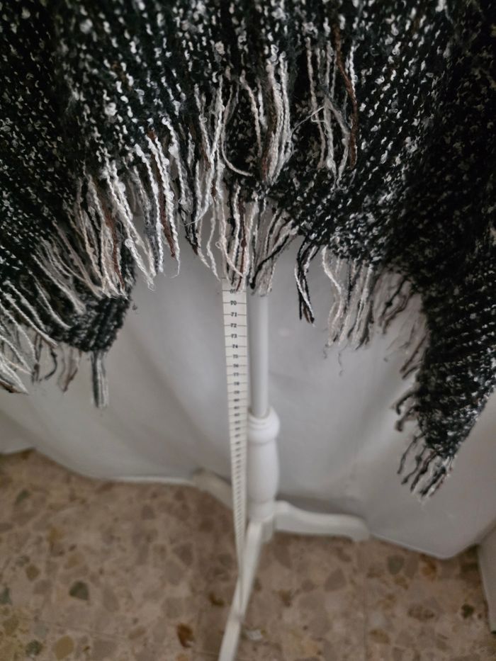 Poncho,marron en dégradé,en très bon état, attache par pression sous les bras, longueur 70cm, en polyester, marque Pimkie =4€ - photo numéro 4