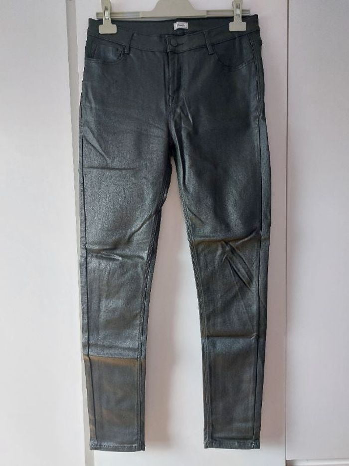 Pantalon effet laqué irisé skinny