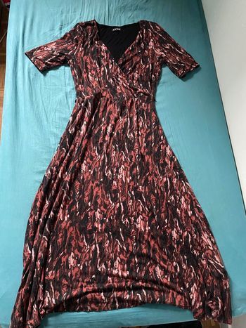 3 robes toutes neuf jamais utiliser avec étiquettes