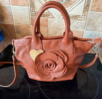 Sac à main cuir marron avec fleur
