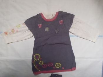 Robe grise foncée avec motif roses, verts...