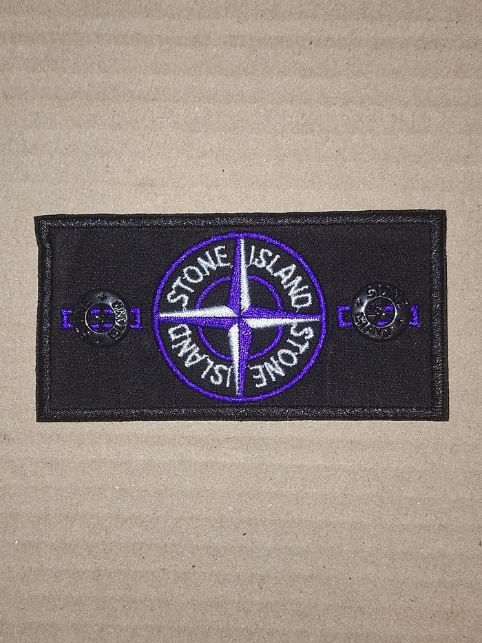 1 Patch Stone Island bleu  + 2 boutons