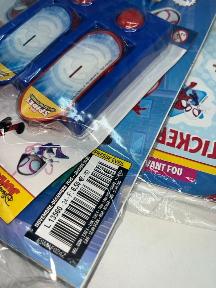 Lot de 4 magazines livres d'activité Spidey Disney Spiderman avec leurs jouets - photo numéro 3